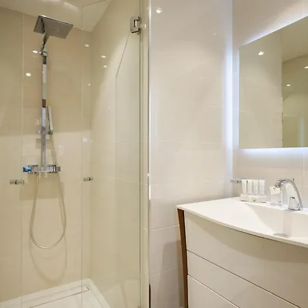 Upstays 79m 2br Terraces Near Carlton