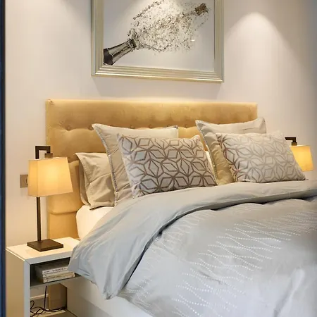 Upstays 79m 2br Terraces Near Carlton *