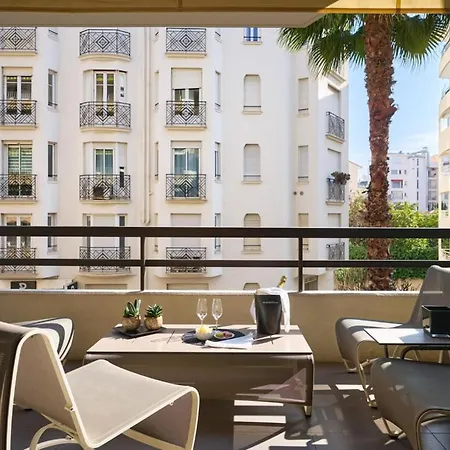 Upstays 79m 2br Terraces Near Carlton *